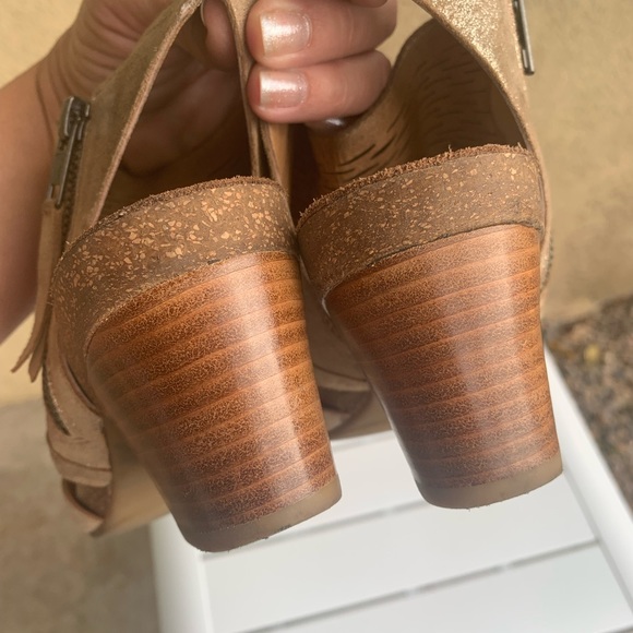 Sofft suede perforated tan glittery sandals size 6M - Picture 9 of 16